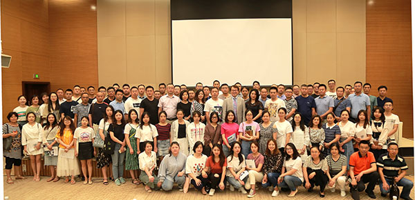 5月26日，集团各公司管理层、经营负责人、项目总监共100人参加了世维教育集团的《领导有方——是非成败看领导》培训。